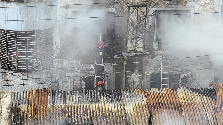 https://salarnews.in/public/uploads/images/newsimages/maannewsimage14102025_202954_Dhaka fire.png